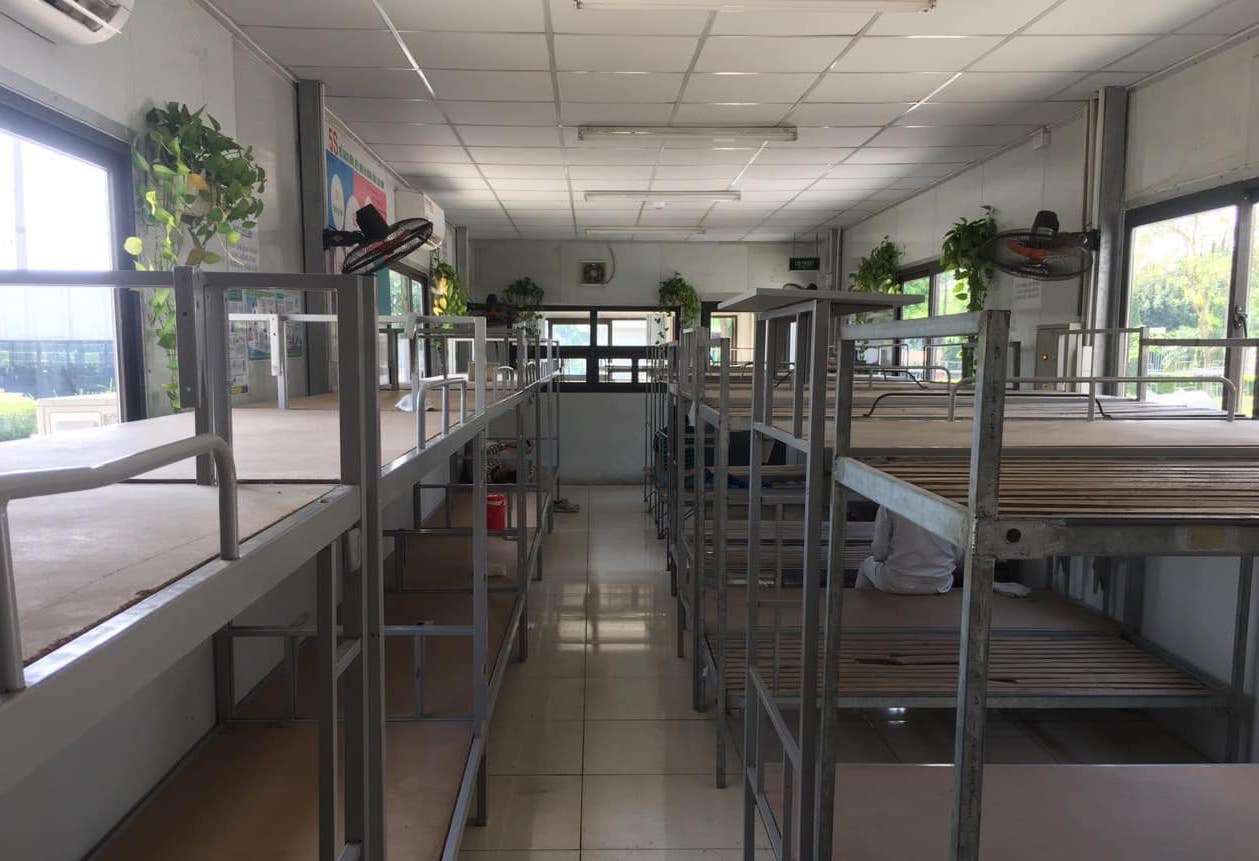 dung leu o cho cong nhan anh 2