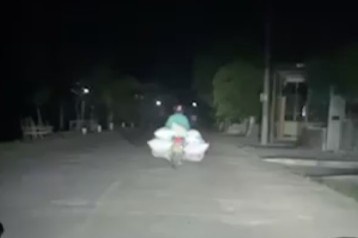 Tai xe soi den duong giup nguoi la hinh anh