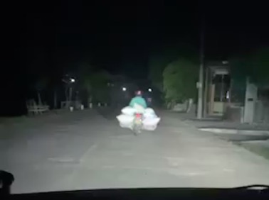 tai xe soi den duong giup nguoi la anh 1