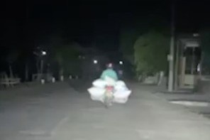 Tai xe Ha Tinh soi den duong cho xe may di giua troi toi hinh anh