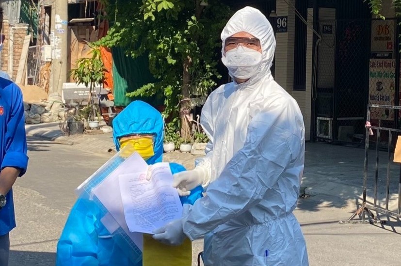 Be 7 tuoi o Da Nang la F0, mot minh tren hanh trinh chua tri, cach ly hinh anh