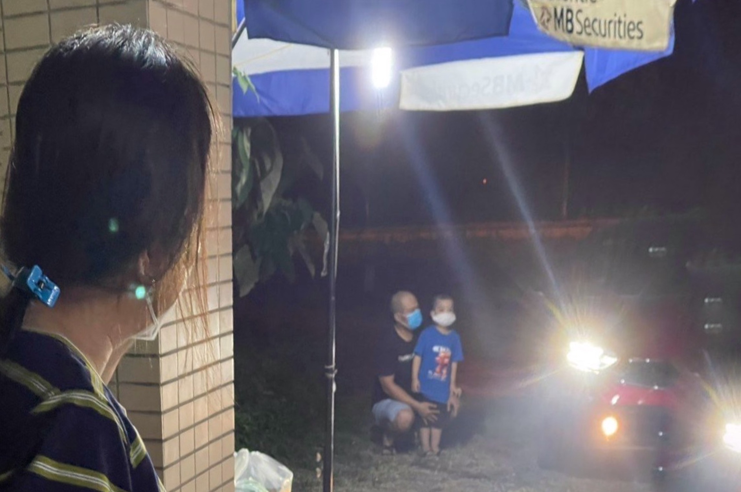 con khoc nhin me tu xa anh 1