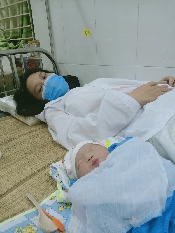 san phu trong khu cach ly di sinh luc nua dem anh 1