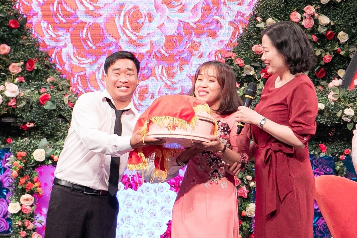 Hai nguoi choi ket hon sau 8 thang dam ngo tren show hen ho hinh anh