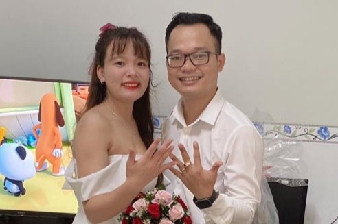 Khong the ve que, doi tre to chuc dam cuoi online o phong tro hinh anh