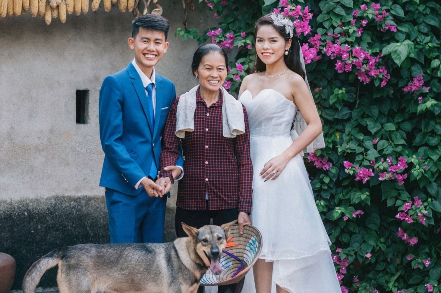 Doi tre chup anh cuoi tai nha ben cha me hinh anh