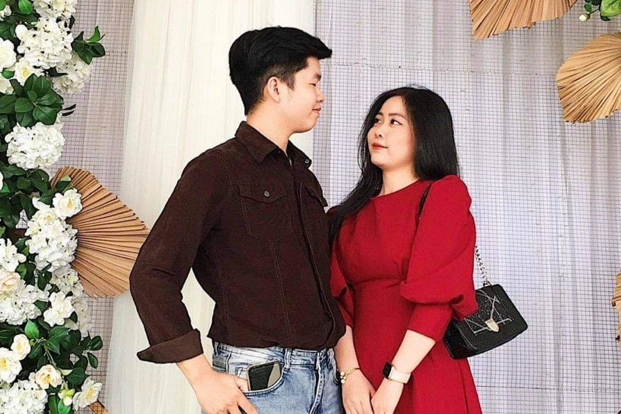 Doi tre yeu nhau khi cung di xem show cua Son Tung M-TP hinh anh