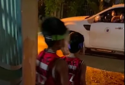 Nhin thay bo, hai con trai vui mung chay ra don hinh anh