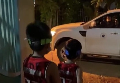 Bo di chong dich, ve qua nha chi dam nhin con tu xa hinh anh