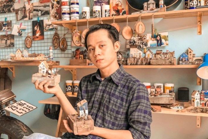 Chang trai bien go vun thanh pho co, nha mini hinh anh