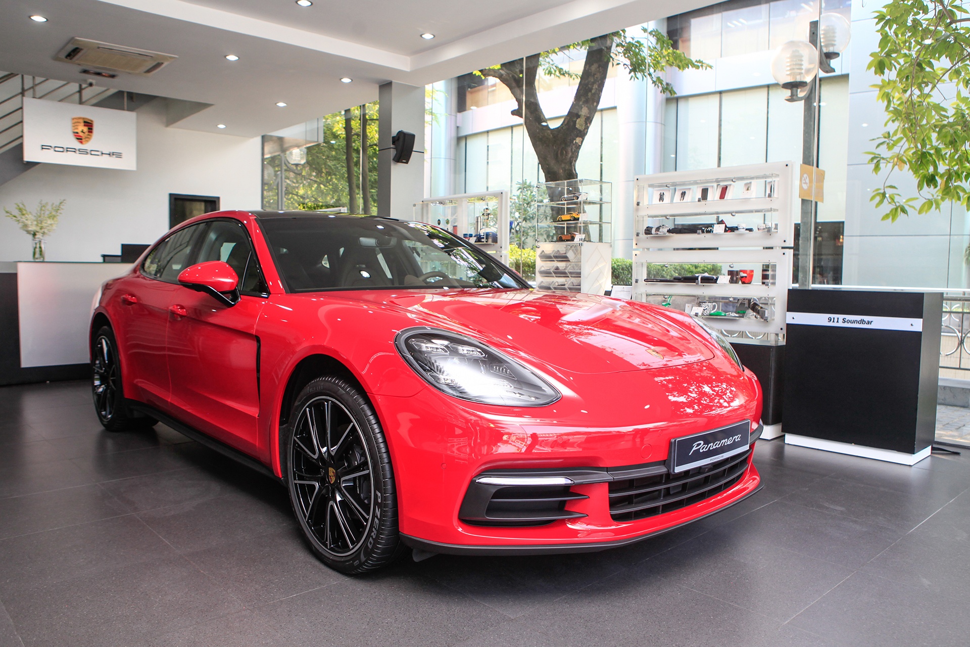 Chi tiet Porsche Panamera mau do gia 6,3 ty dong tai VN hinh anh