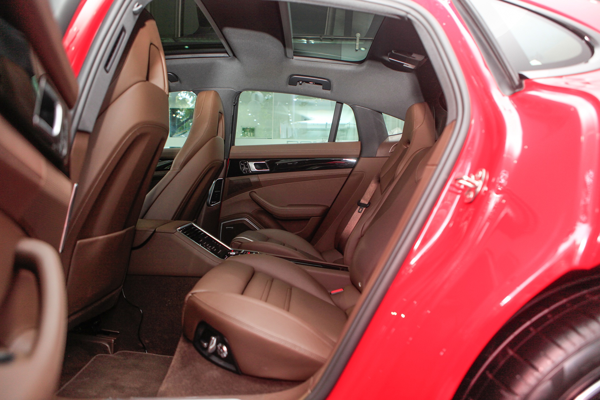 Posche Panamera mau do tai VN anh 6