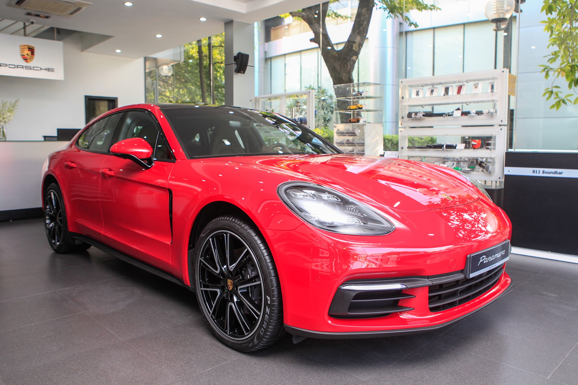 Posche Panamera mau do tai VN anh 3