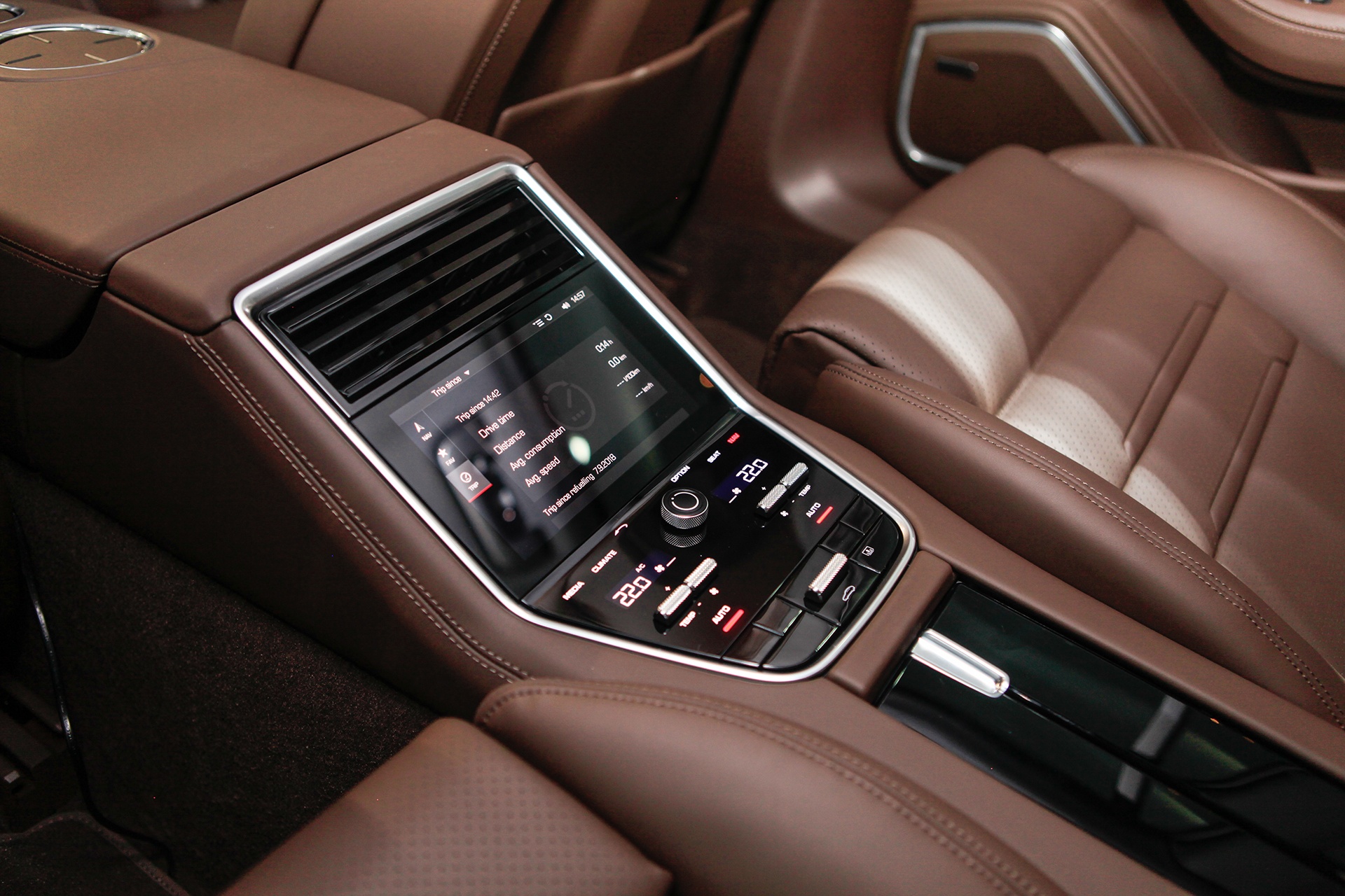 Posche Panamera mau do tai VN anh 10