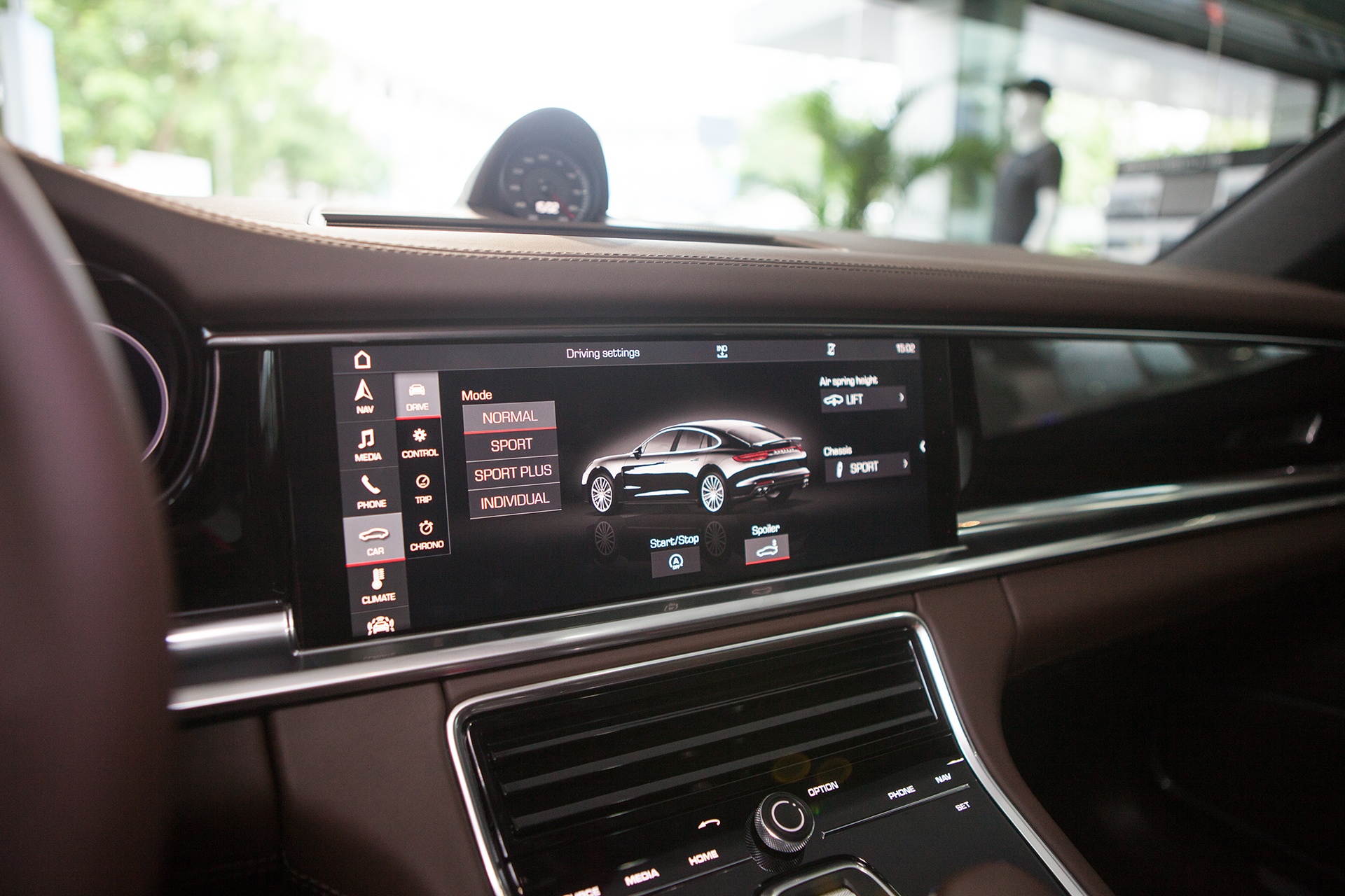 Posche Panamera mau do tai VN anh 12