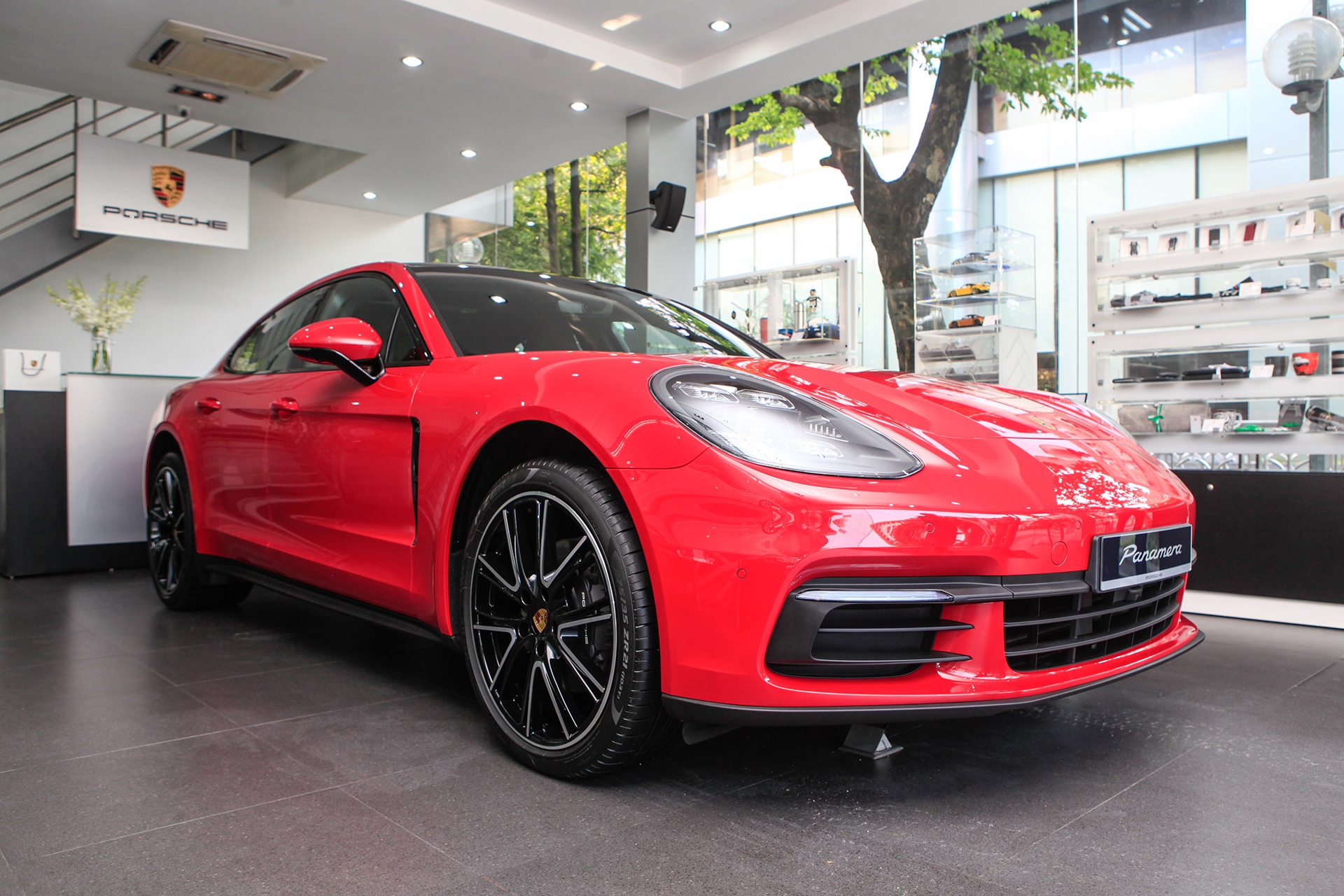 Posche Panamera mau do tai VN anh 13