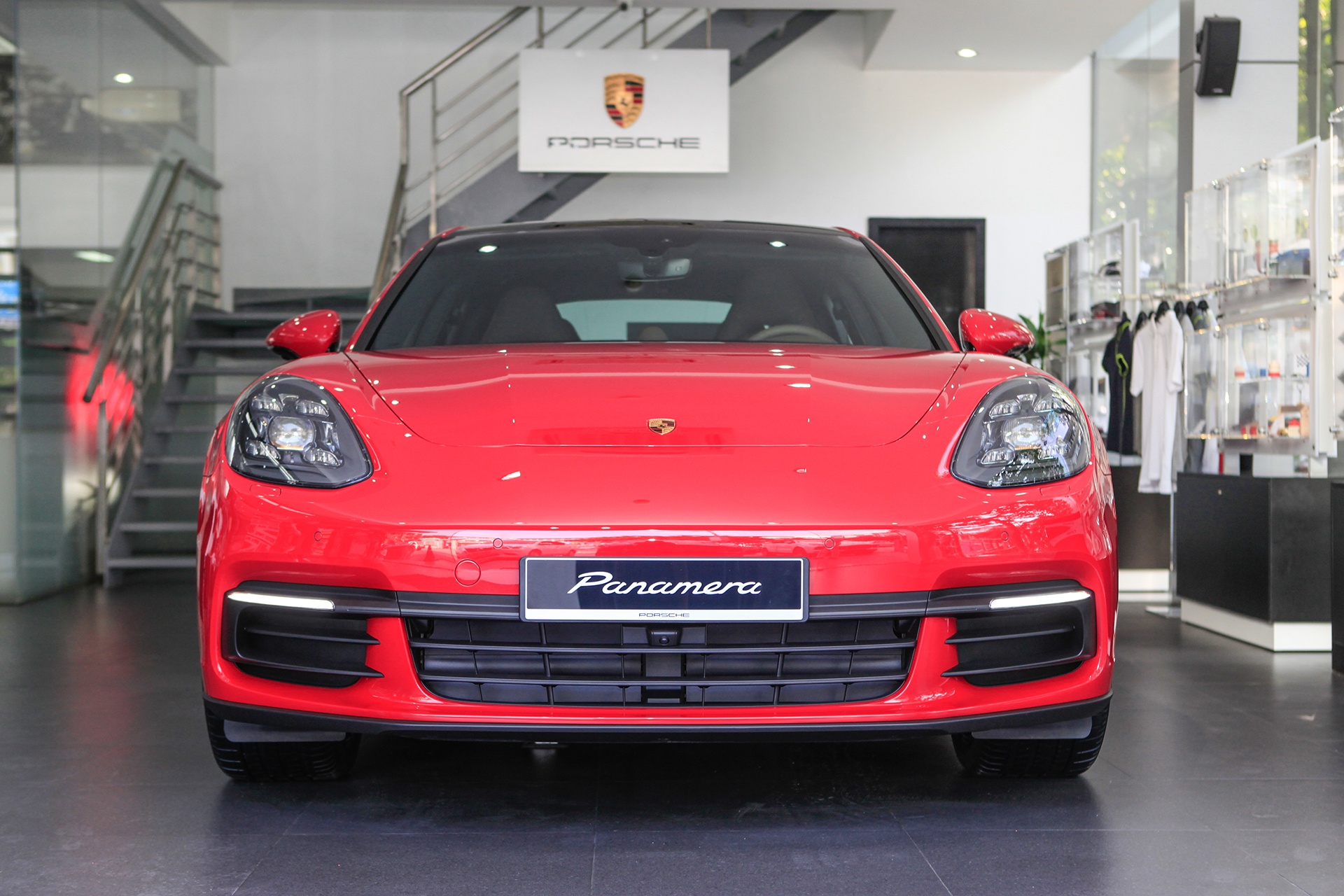 Posche Panamera mau do tai VN anh 2