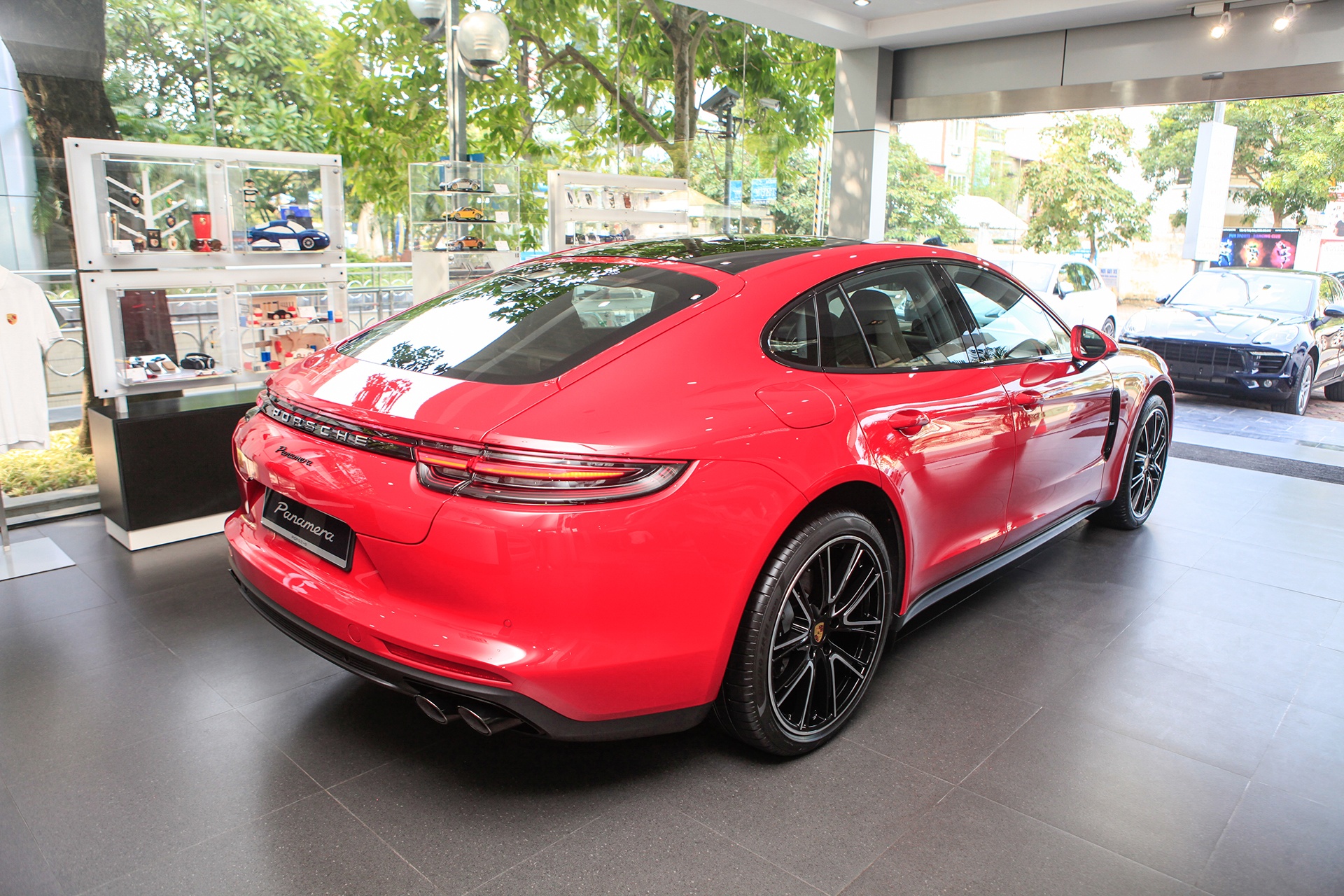 Posche Panamera mau do tai VN anh 14