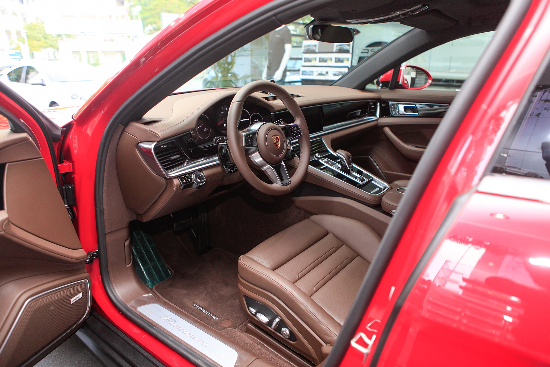 Posche Panamera mau do tai VN anh 5