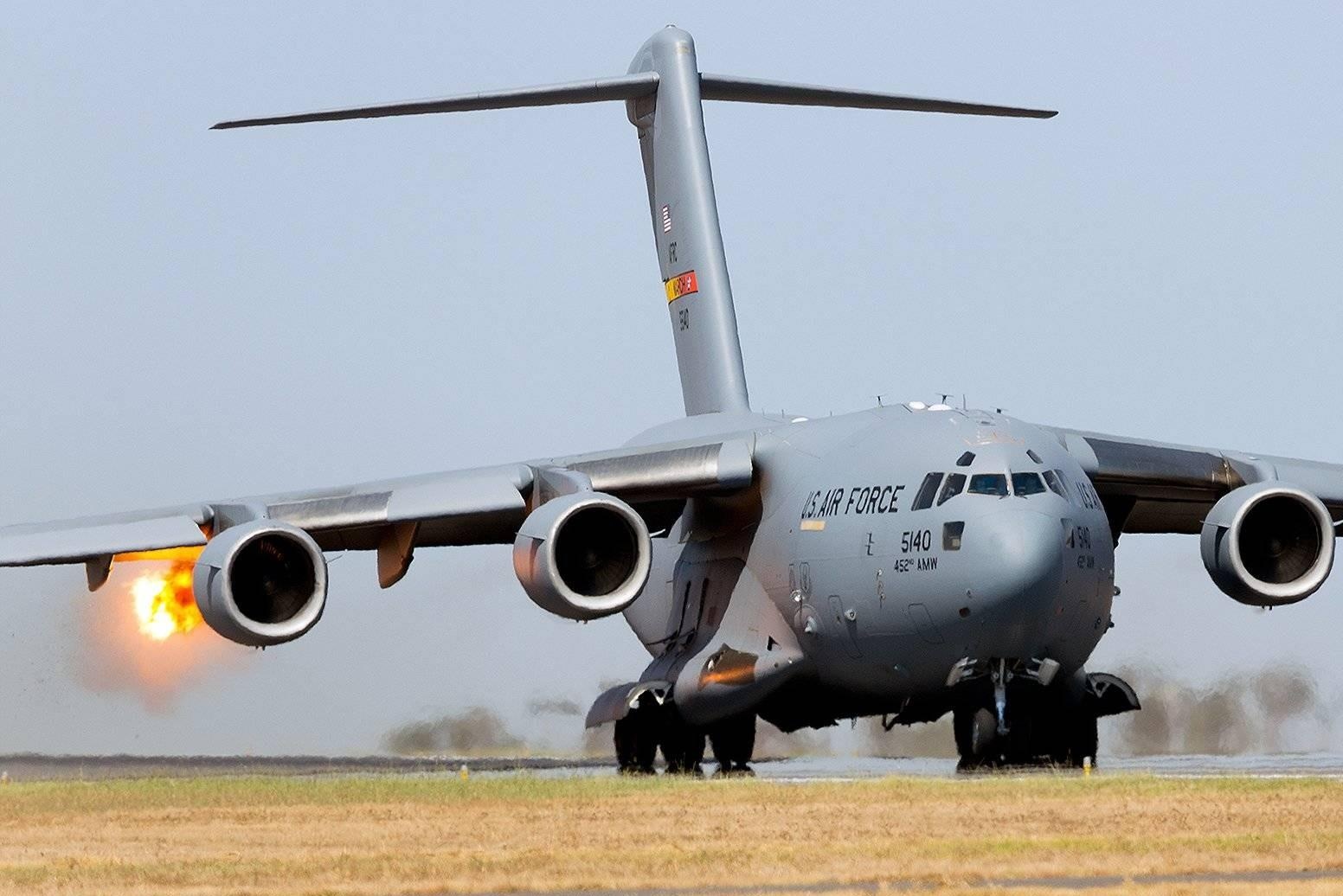 ‘Ngua tho’ C-17 dot chay mot con chim khong lo khi cat canh hinh anh
