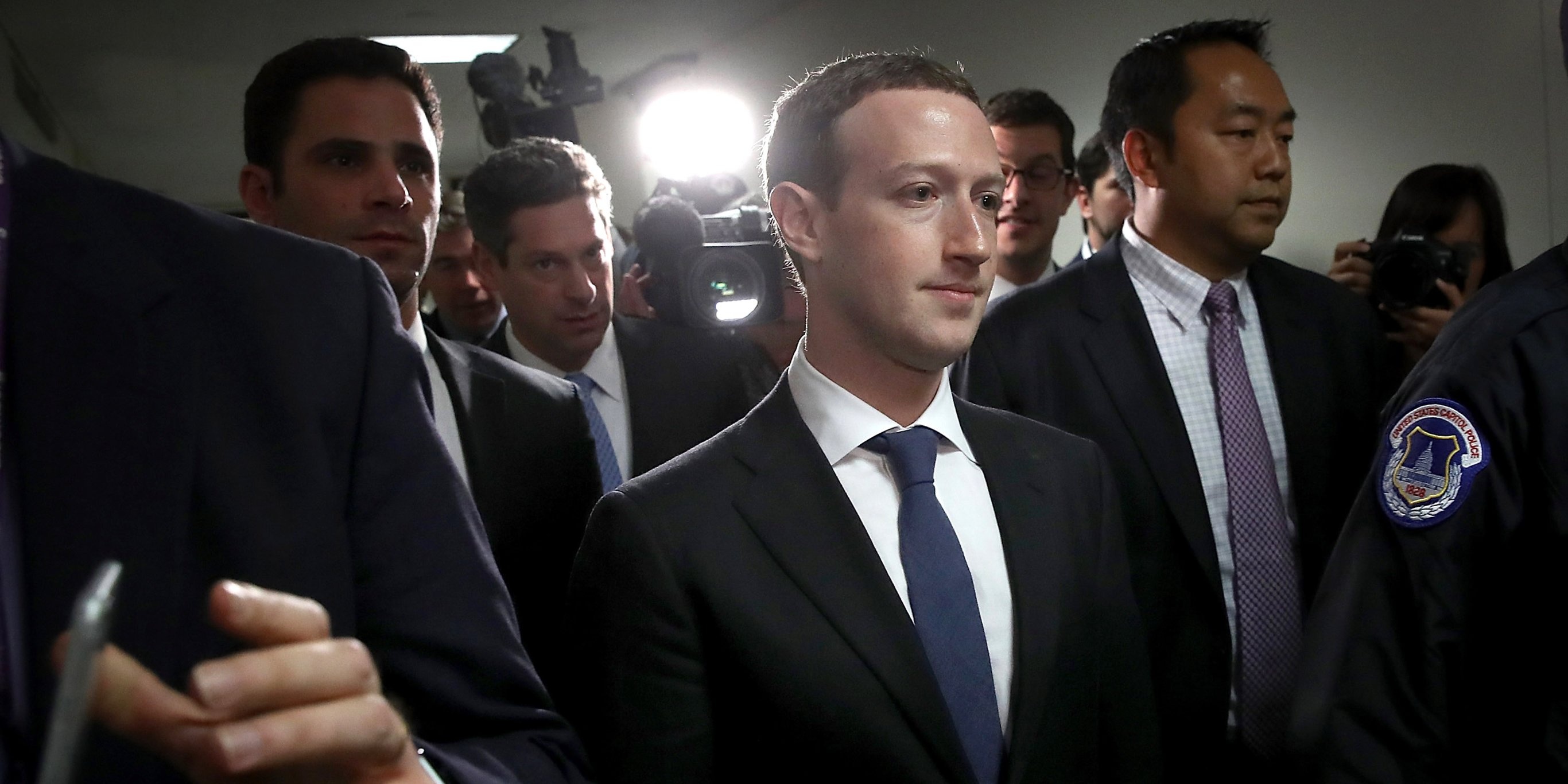 Mark Zuckerberg duoc bao ve ra sao anh 1