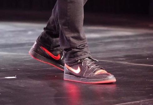 Elon Musk ra mat xe dien nhung dan mang chi quan tam doi giay hinh anh