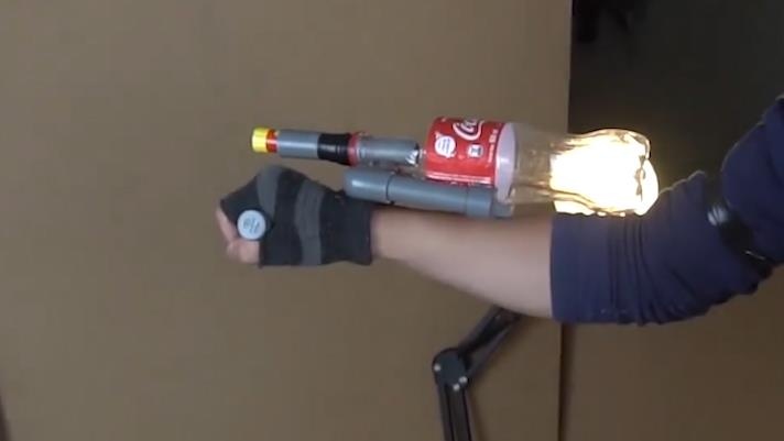 Tu tay che lo phan ung ho quang Iron Man cuc ngau bang chai coca hinh anh