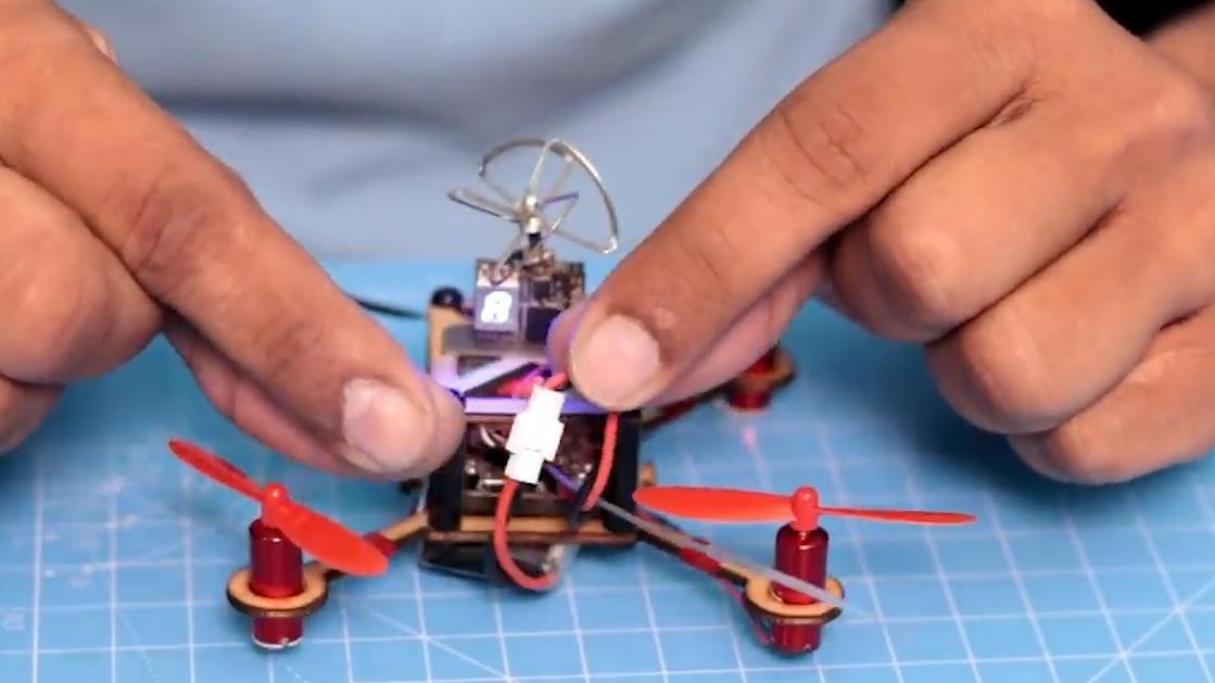 Tu che drone ti hon tai nha khong kho nhu ban nghi hinh anh