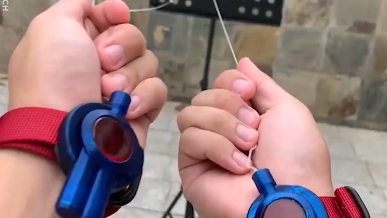 Sung ban to khong the chat hon phong cach Spider-Man hinh anh