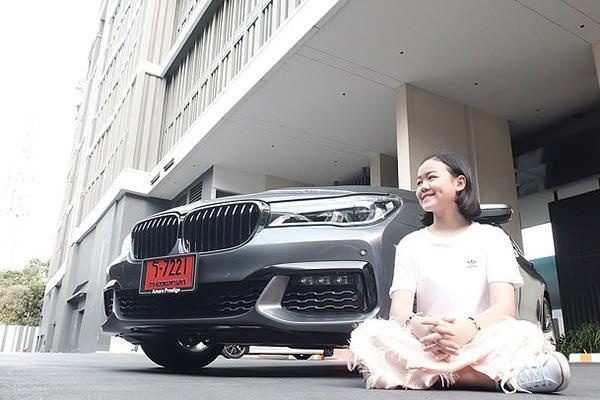 Vlogger Thai mua BMW 7 Series mung sinh nhat 12 tuoi hinh anh