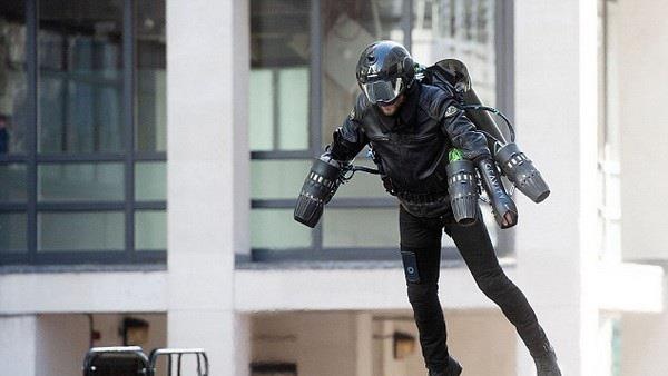 Bo giap Iron Man giup nguoi mac bay luon nhu trong phim hinh anh