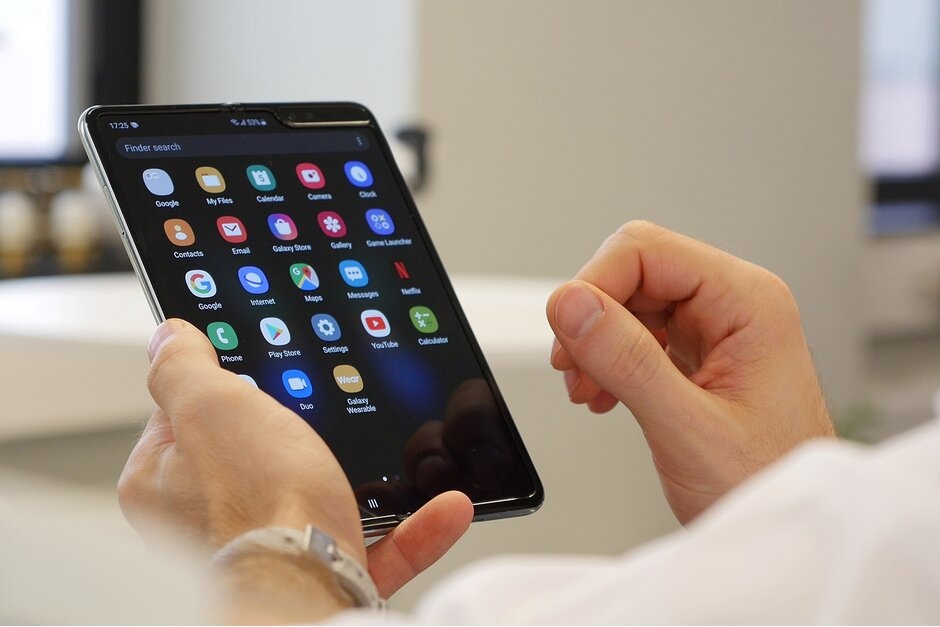 Galaxy Fold sap ban o hang loat thi truong, chua co Viet Nam hinh anh