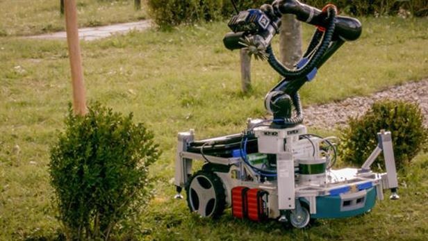 Robot tia cay chinh xac tung centimet hinh anh