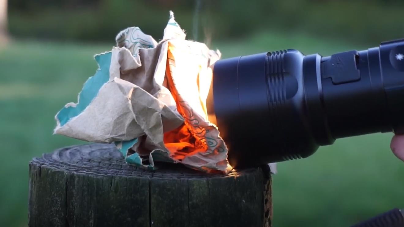 Den pin du lich co kha nang dot chay giay, nylon hinh anh