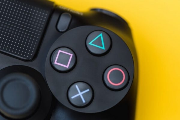 Ca the gioi goi nham nut X tren tay cam PlayStation hinh anh