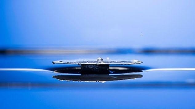 Kim loai moi khong the chim trong nuoc hinh anh