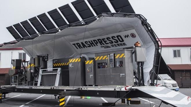 Co may tai che di dong bien nhua thanh gach hinh anh