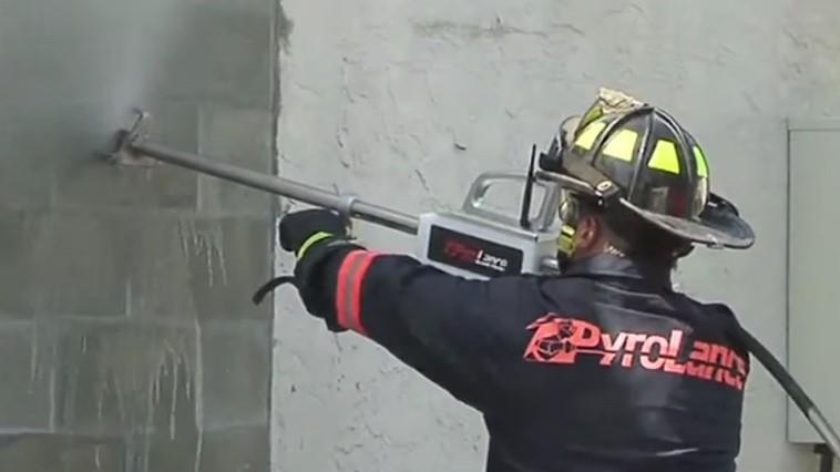 Sung cuu hoa phun nuoc xuyen tuong va cua sat hinh anh