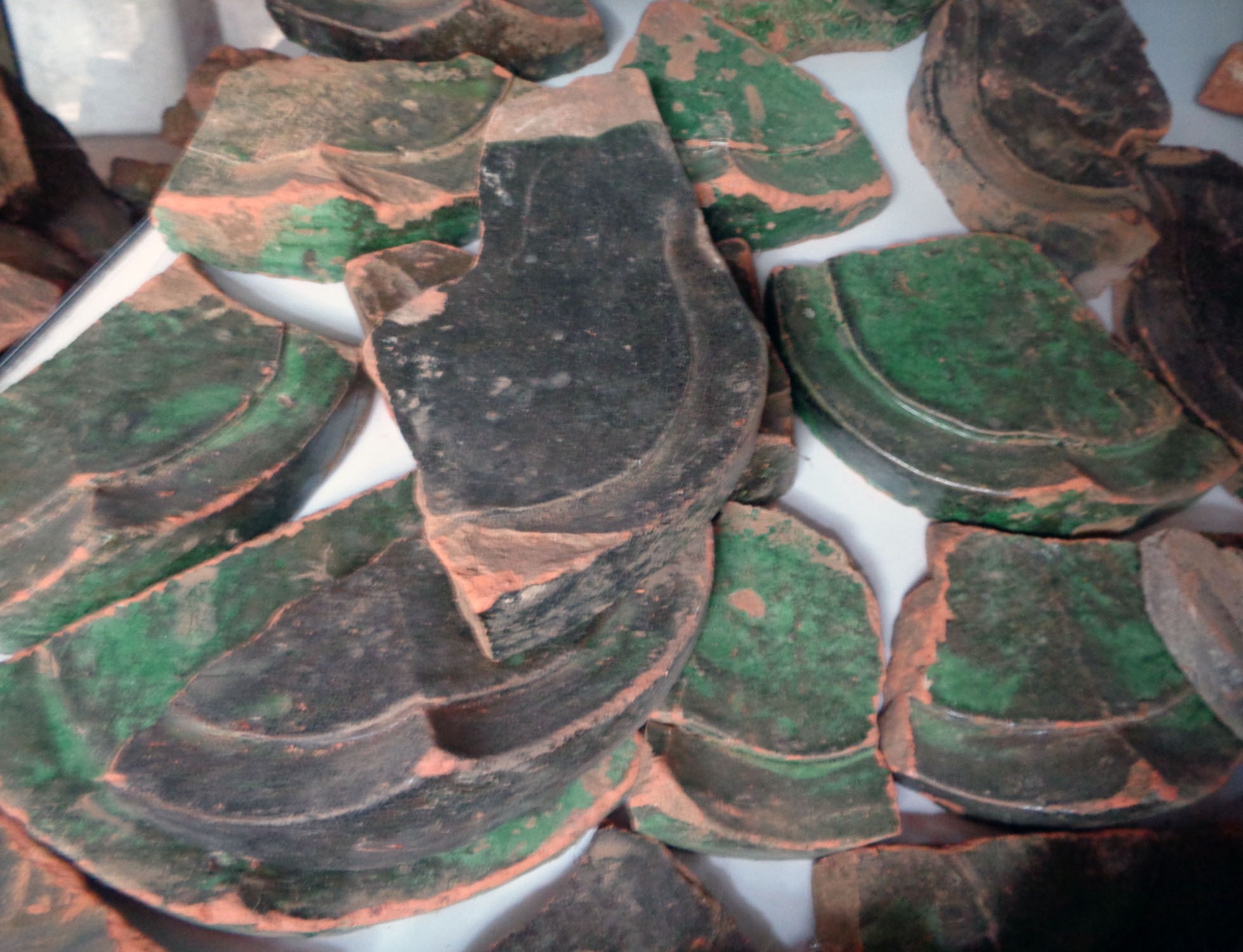 Ngói thanh lưu ly (men xanh). Ảnh: Trung tâm bảo tồn di sản thành nhà Hồ cung cấp.