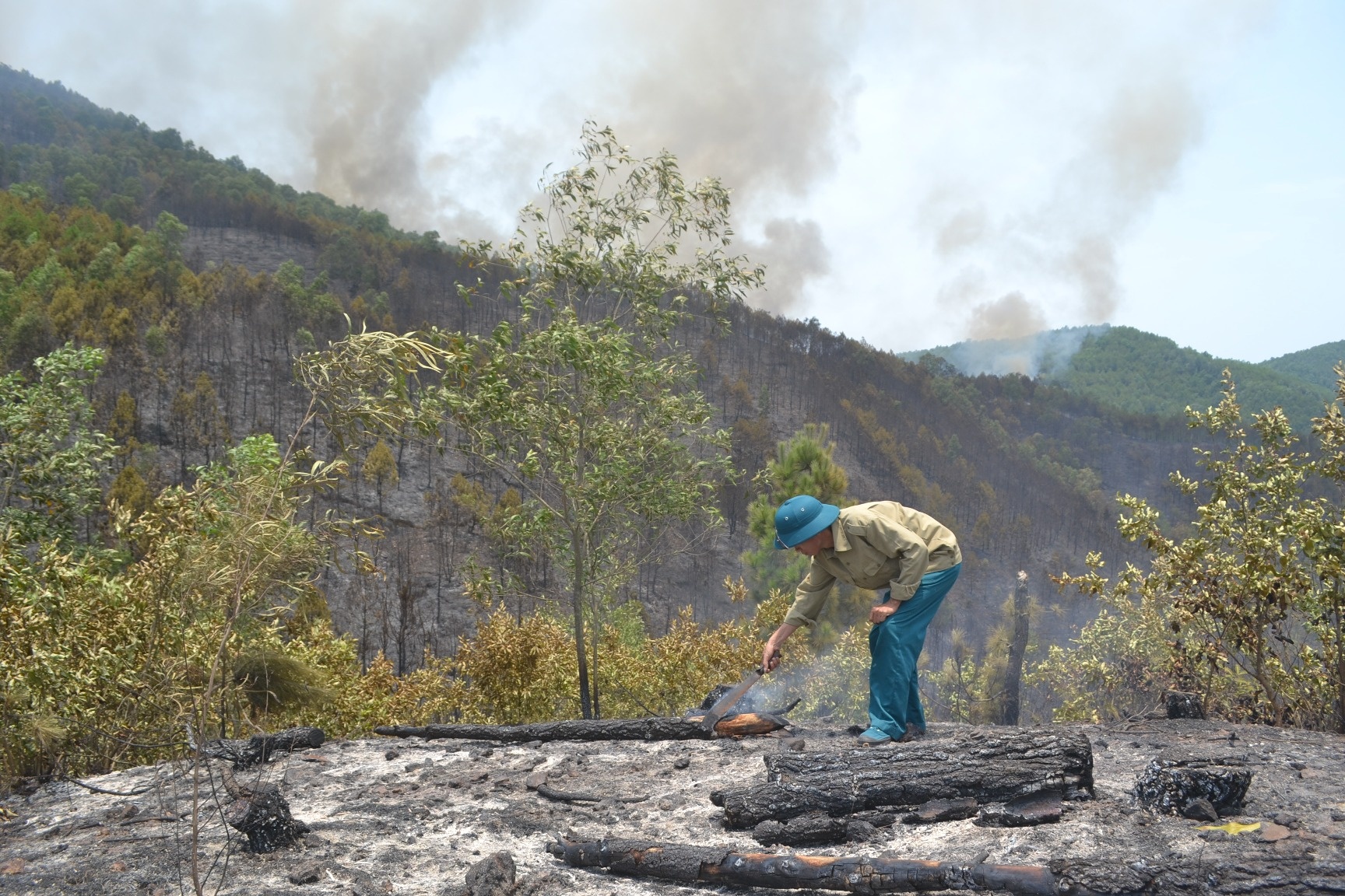 Việc dập lửa chủ yếu dùng các dụng cụ thô sơ. Ảnh: Nguyễn Dương.