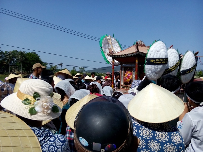 Gia đình, người thân và chính quyền địa phương đưa tiễn Đạt. Ảnh: N.Dương.