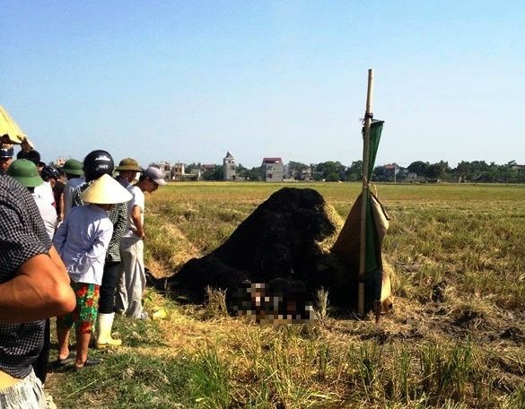 Nguoi dan ong chet chay trong dong rom hinh anh