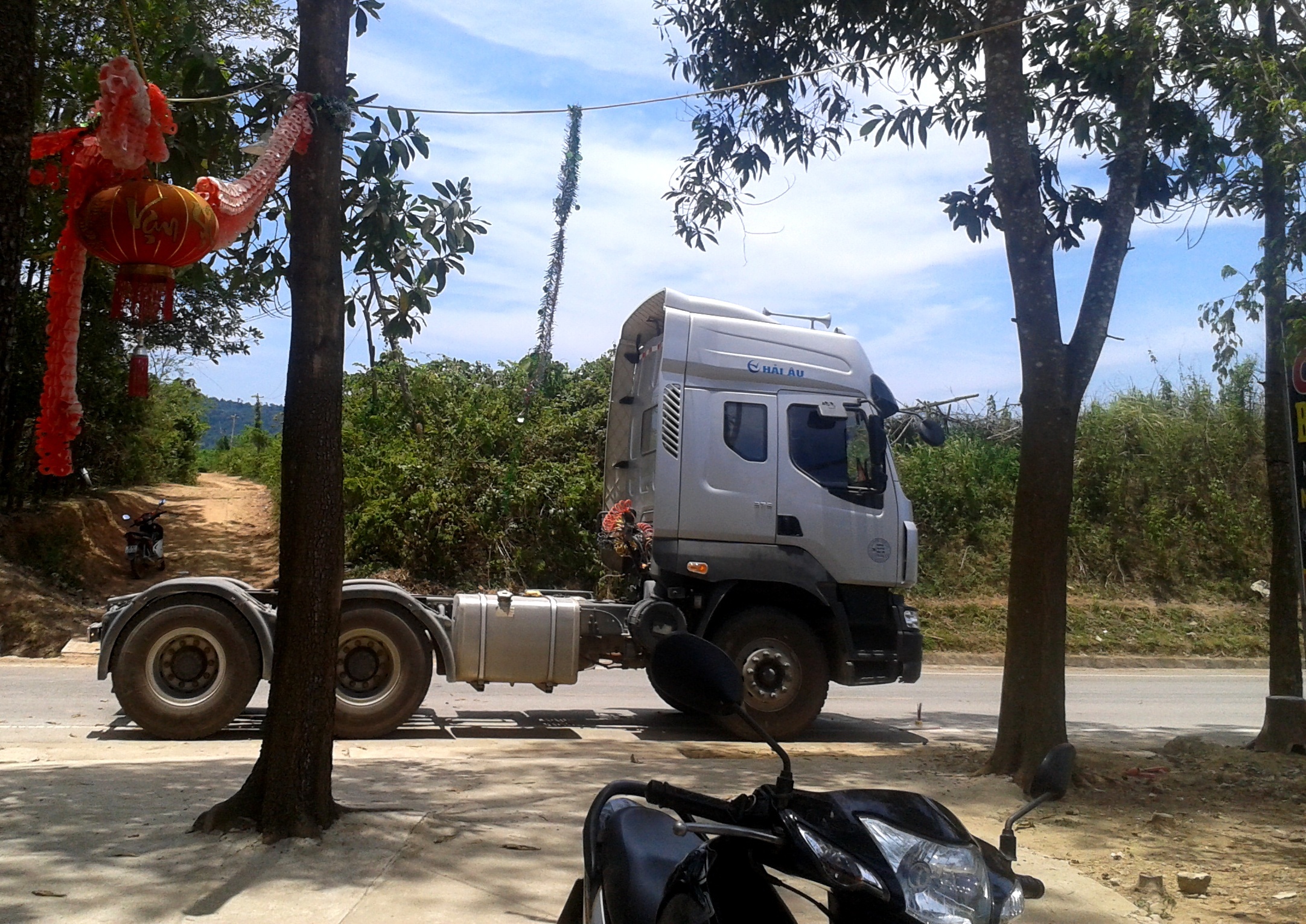 Chet bat thuong trong xe dau keo hinh anh