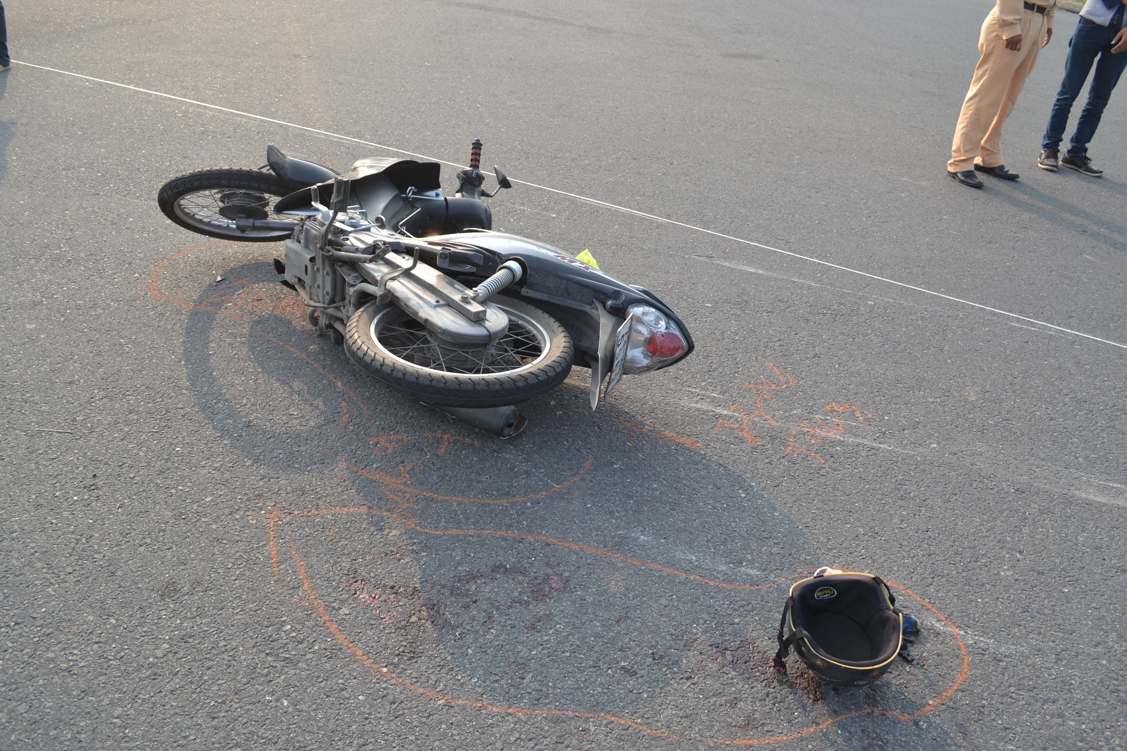 Tong 2 canh sat thuong vong, oto tai bo chay hinh anh