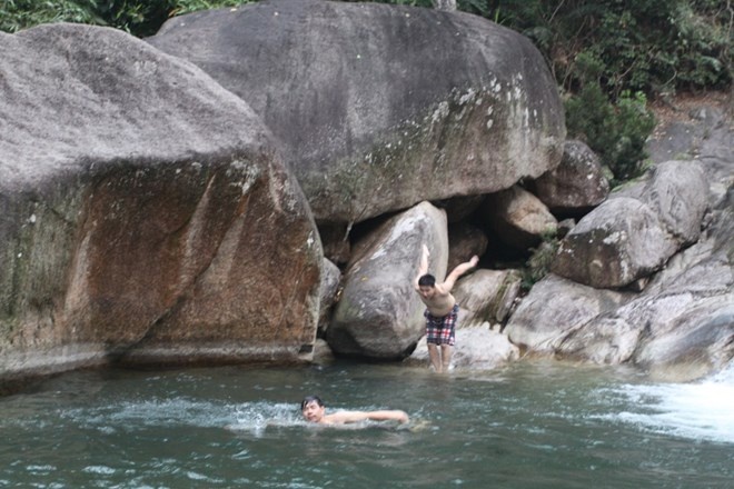 Lao xuong thac cuu ban trong con dong hinh anh