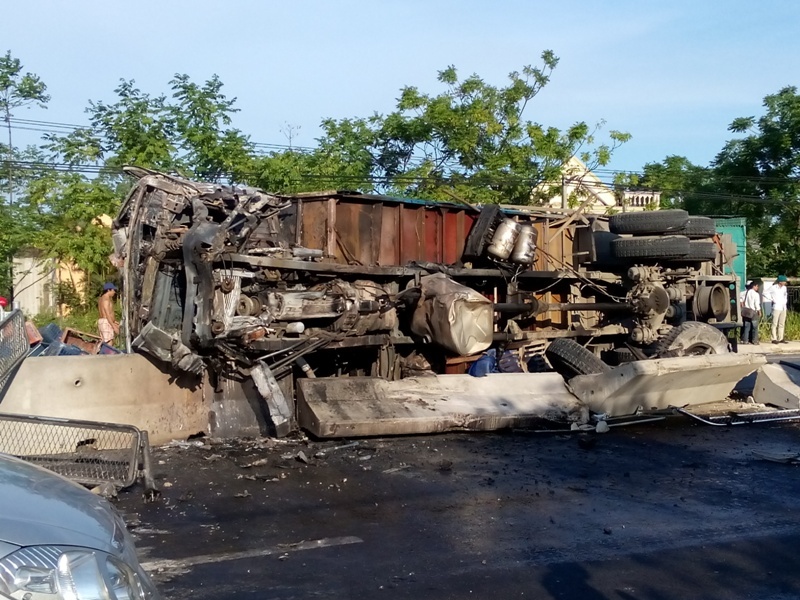 Xe tải Nghệ An bị bốc cháy, lật nghiêng. Ảnh: ND.