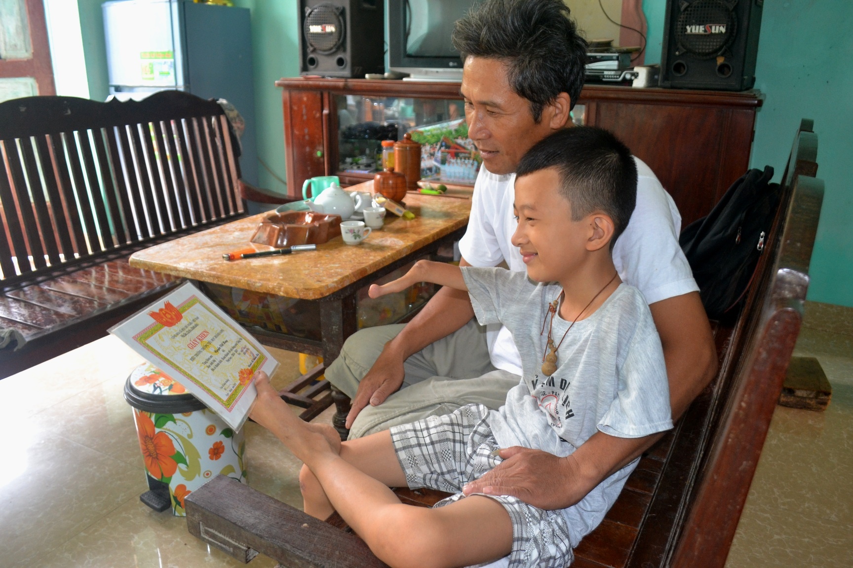 Hưng hiện vừa hoàn thành xong chương trình lớp 4, trường Tiểu học Hoằng Long. Vừa nhanh nhẹn, chăm chỉ lại thông minh nên năm nào em cũng đạt thành tích học sinh khá giỏi.