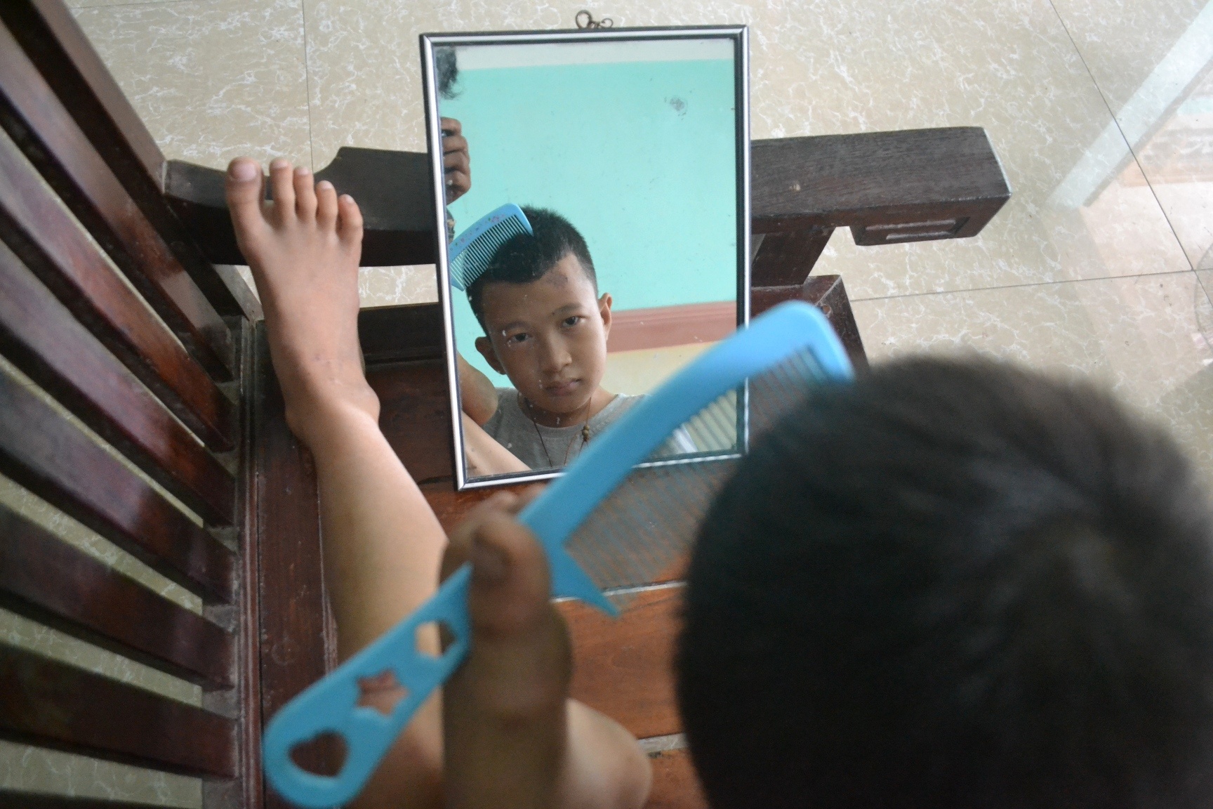 Tuy nhiên, khi lớn lên, cậu bé có thể tự sinh hoạt cá nhân như đánh răng, tắm, chải tóc với đôi chân khéo léo của mình.