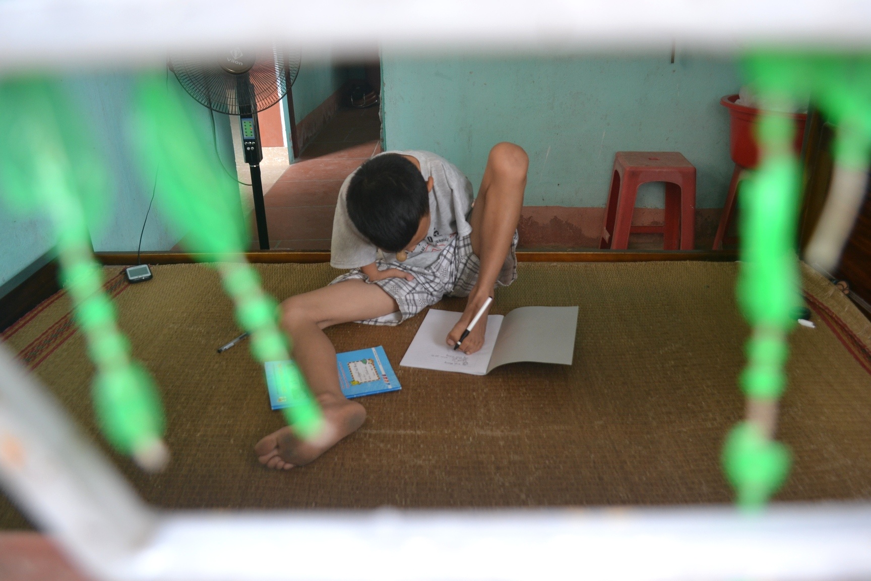 Từ nhỏ, cậu đã rất ham học. “Tôi cho con đi học chứ cũng không ngờ là cháu theo được. Lúc 5 tuổi, cháu đã dùng chân kẹp bút tập viết. Ở lớp, cháu sống hòa nhập, vui vẻ nên thầy cô, bạn bè rất quý”, anh Nguyễn Viết Tâm, bố của Hưng bày tỏ.