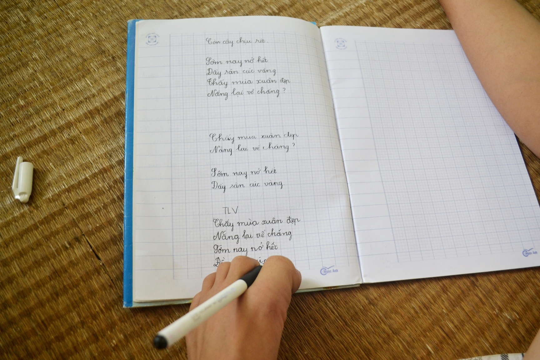 Hưng kể, nhiều hôm tập viết em như muốn buông xuôi vì quá khó. Nét chữ cứ nguệch ngoạc, trượt dài trên trang giấy. “Nhưng tập mãi rồi cũng quen, bây giờ em viết rất nhanh, chữ đẹp hơn trước nhiều rồi”, cậu bé tự hào nói.